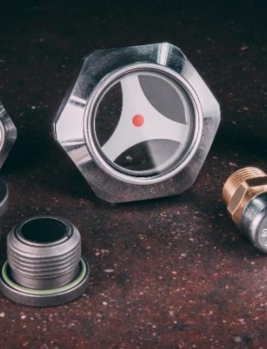 tappi di chiusura e sfiato, spie di livello 